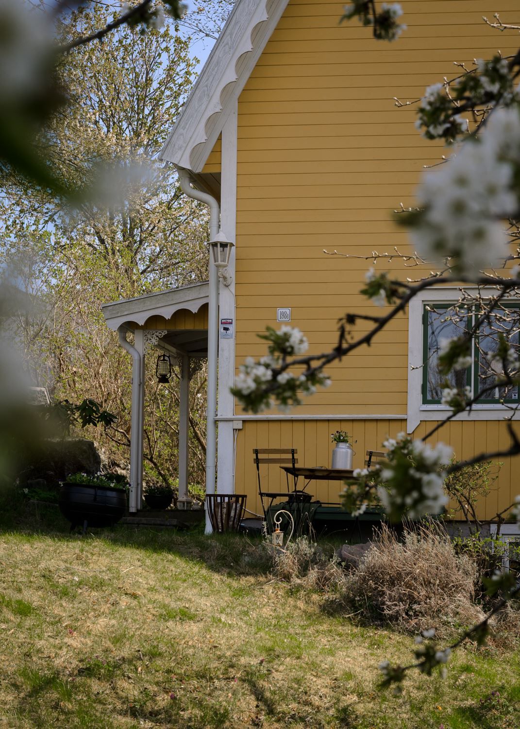 Kaunis aurinkoinen keltainen maalaistalo 1920 rakennettu